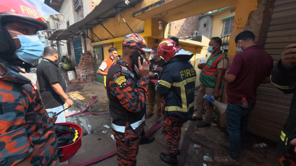 মিরপুরে পোশাক কারখানা ও রাসায়নিক গোডাউনের আগুনে নিহত ৯