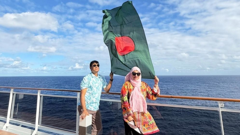 আটলান্টিকে লাল-সবুজ পতাকা ওড়ালেন বাংলাদেশি সাংবাদিক দম্পতি