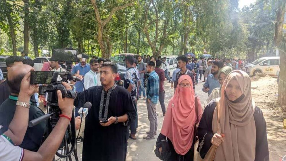 ক্যাম্পাসে শিক্ষার্থীদের আনা-নেওয়া করছে ১১ জোড়া শাটল ১৫ জোড়া বাস
