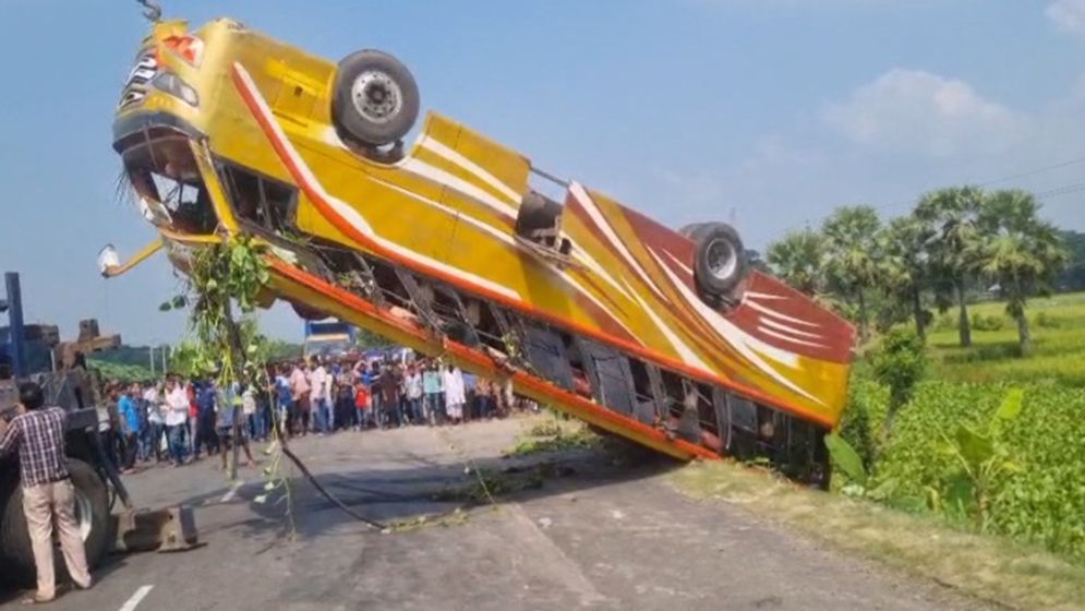 এক বাসের ধাক্কায় আরেক বাস খাদে, এসআইয়ের স্ত্রীসহ নিহত ২