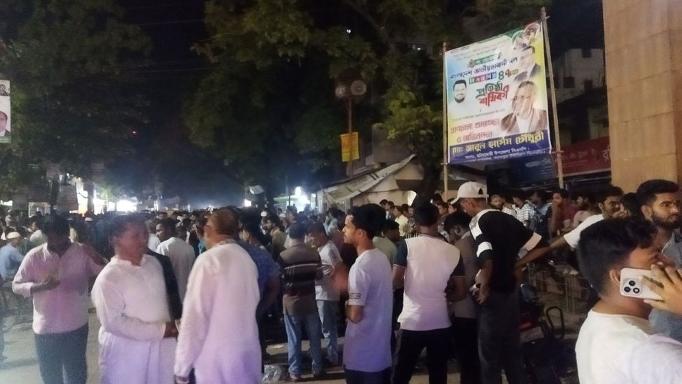 মুখোমুখি ছাত্রদল-শিবির:অতিরিক্ত পুলিশ সুপারের মাথায় আঘাত, বিজিবি মোতায়েন