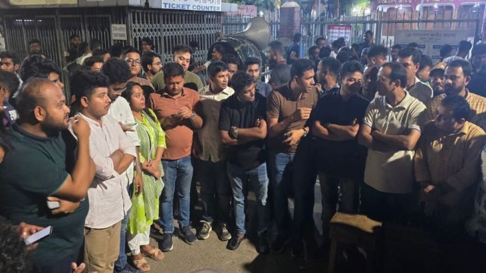 কারচুপির পাঁয়তারার প্রতিবাদে শাহবাগে ছাত্রদলের অবস্থান