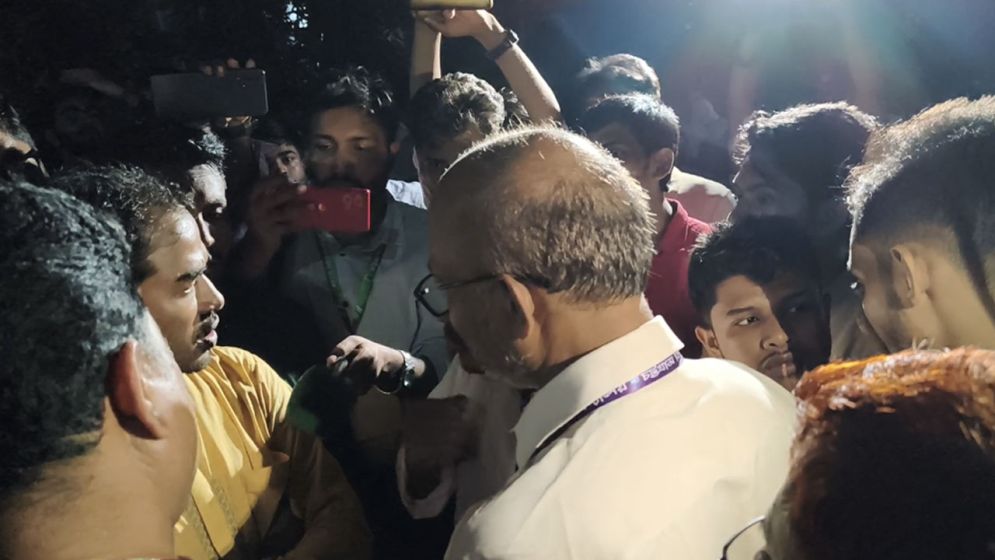 উত্তপ্ত ক্যাম্পাস : ভোট কারচুপির অভিযোগে উপ-উপাচার্য অবরুদ্ধ