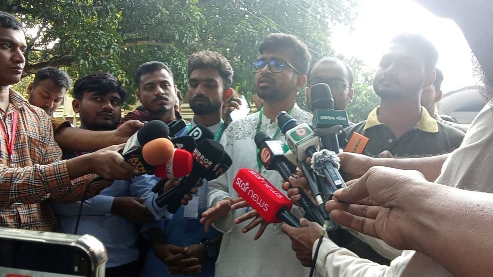 এজেন্টদের ছবিযুক্ত ভোটার তালিকা দেখতে বাধা দেওয়ার অভিযোগ ছাত্রদলের ভিপি প্রার্থীর