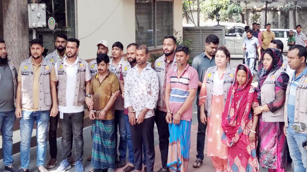 তিন মাস রেকি করে চক্রটি, মার্কেটে ঢুকতে জানালায় বেঁধে রাখে সুতা