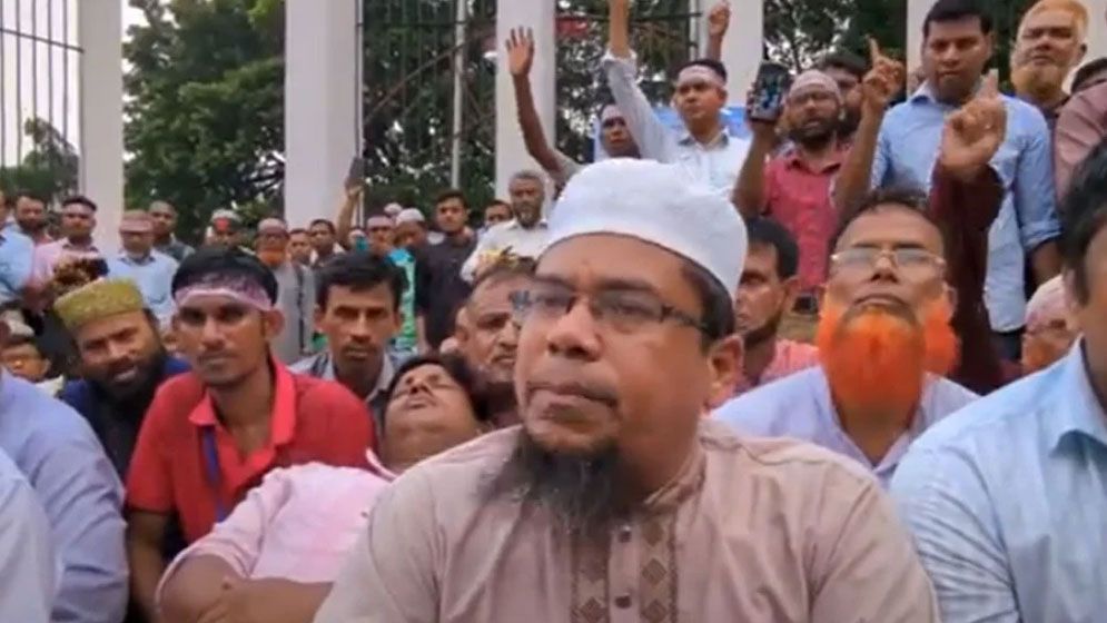 কেন্দ্রীয় শহীদ মিনারে এমপিওভুক্ত শিক্ষকদের অনশন শুরু