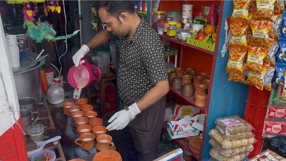৮০ প্রকার চা বিক্রি করেন জোবায়ের, আয়ের ৩০ ভাগ দেন দরিদ্রদের