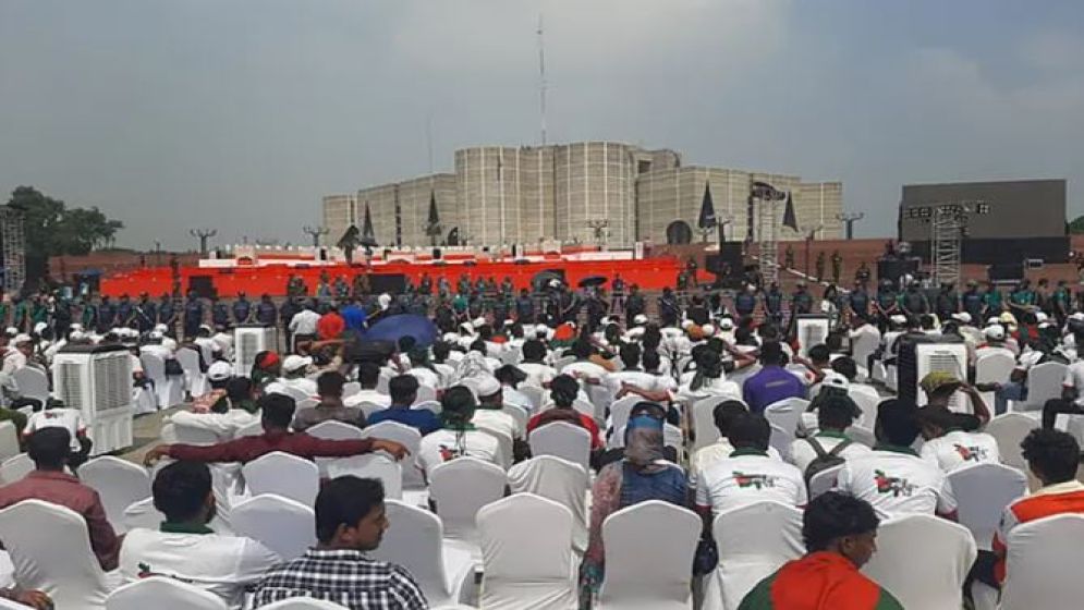 ফটক টপকে মঞ্চে ‘জুলাই যোদ্ধাদের’ অবস্থান