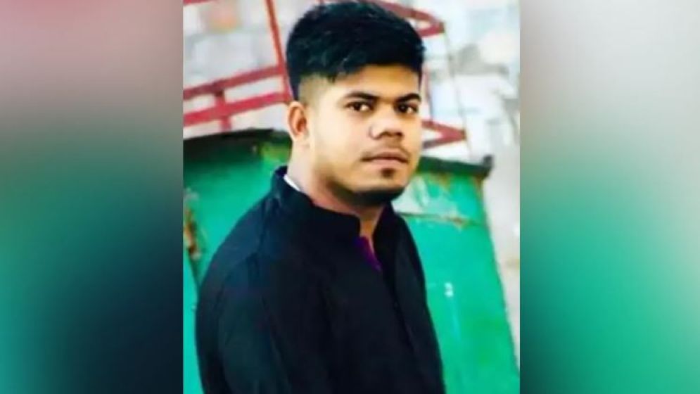 নামাজ শেষে বিশ্রাম নিচ্ছিলেন সোহেল, ঘরে ঢুকে মাথায় গুলি