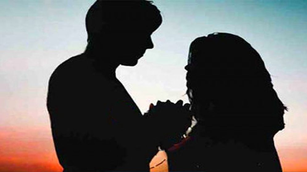 অনৈতিক কাজের সময় নারীসহ উপসহকারী কমিউনিটি মেডিকেল অফিসার আটক