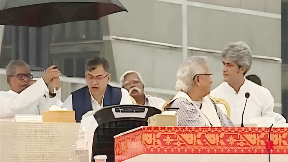 সালাহউদ্দিনের মাথায় ছাতা ধরে প্রশংসায় ভাসছেন ফখরুল