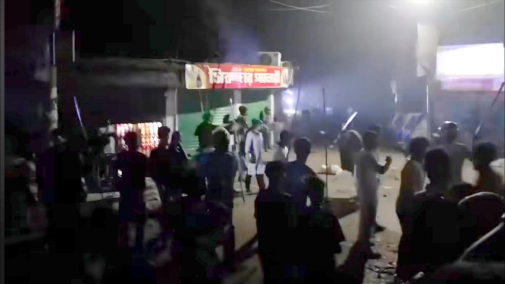 টর্চের আলো জ্বেলে ব্রাহ্মণবাড়িয়ার সরাইলে দুই গ্রামবাসীর সংঘর্ষ