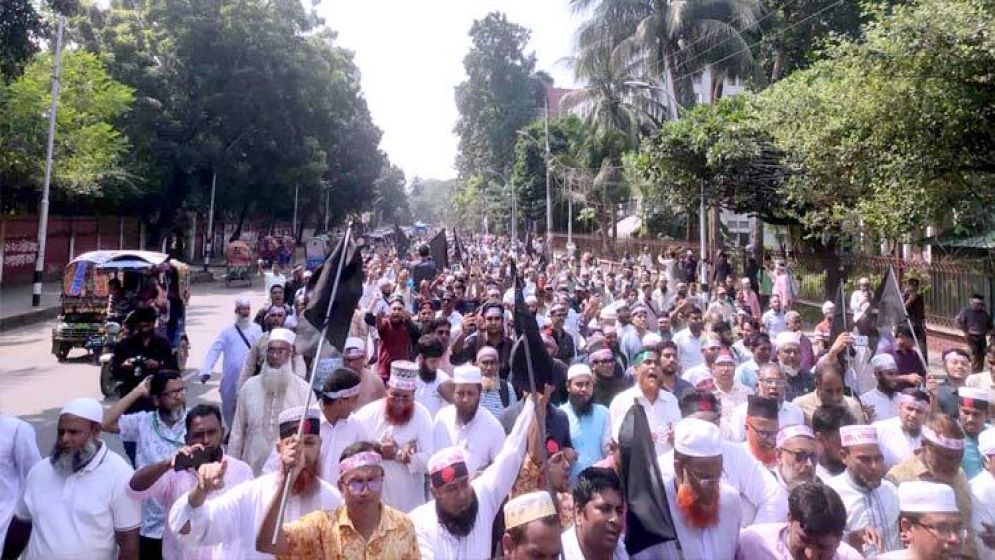 ‘সি আর আবরার, আর নেই দরকার’ স্লোগানে শিক্ষকদের পতাকা মিছিল