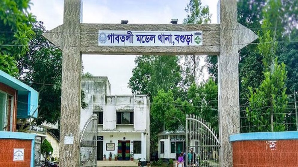 শয়ন ঘরে প্রবাসীর স্ত্রীর বিবস্ত্র লাশ