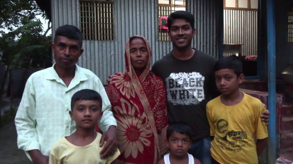 চায়ের দোকানে কাজ করতেন বেলায়েত, এখন বিসিএস ক্যাডার