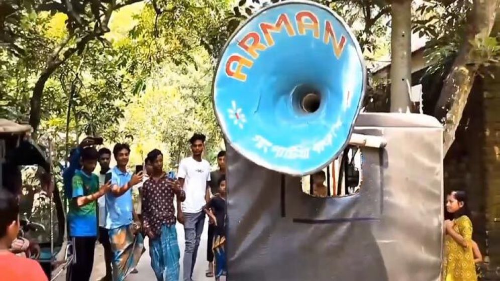বিদেশ যেতে ঋণ না পেয়ে মাইক ভাড়া করে যুবকের গালাগাল, ভিডিও ভাইরাল