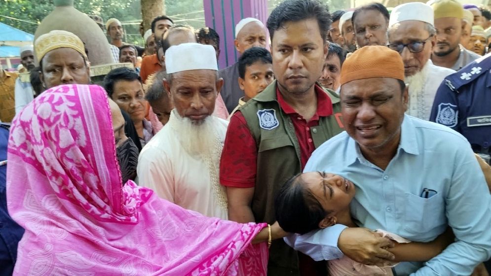 প্যারোলে মুক্তি পেয়ে বাবার জানাজায় আ.লীগ নেতা