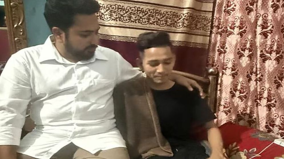 কৃত্রিম হাত খুলে যাওয়া আতিকুলের বাসায় নাহিদ ইসলাম