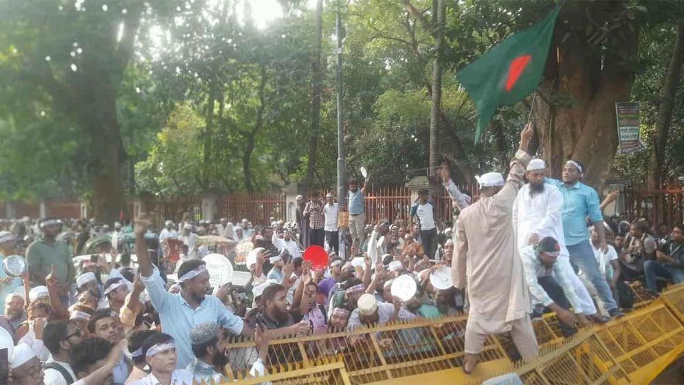 শিক্ষকদের ‘ভুখা মিছিল’ আটকে দিয়েছে পুলিশ