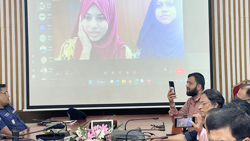 থানায় বসলেই ভিডিওকলে হাজির এসপি, জানানো যাচ্ছে অভিযোগ