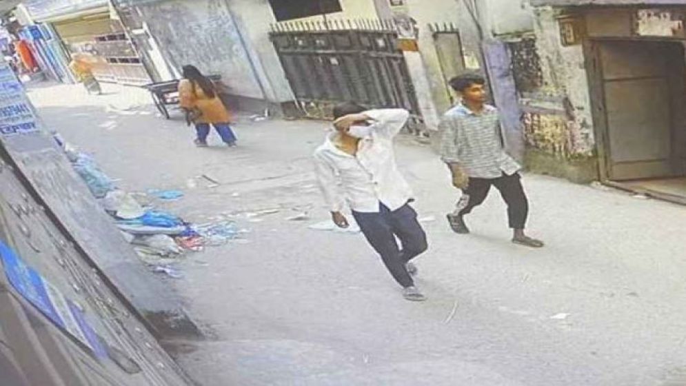 কলিংবেল দিয়ে ফ্ল্যাটে ঢোকেন তারা, অতঃপর...