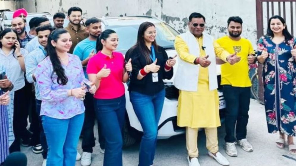 দীপাবলি উপলক্ষ্যে ৫১ কর্মীকে গাড়ি উপহার দিলেন কোম্পানির মালিক