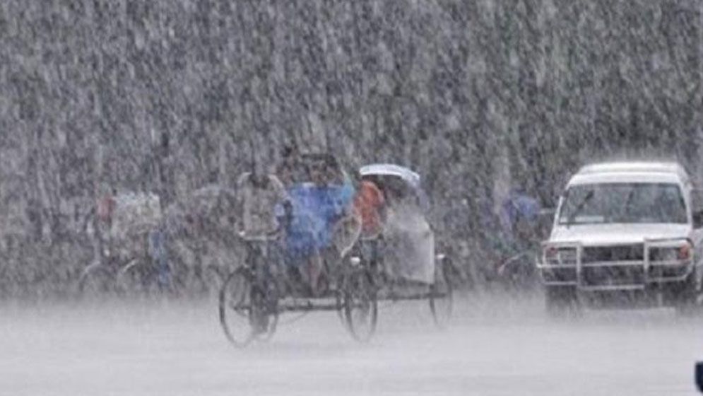 ধেয়ে আসছে শক্তিশালী বৃষ্টিবলয় ‘আঁখি’