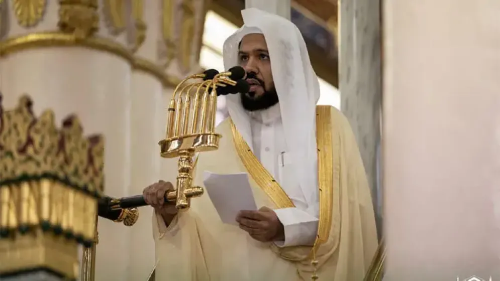 জুমার খুতবার সময় হাতে লাঠি রাখা কি সুন্নত?