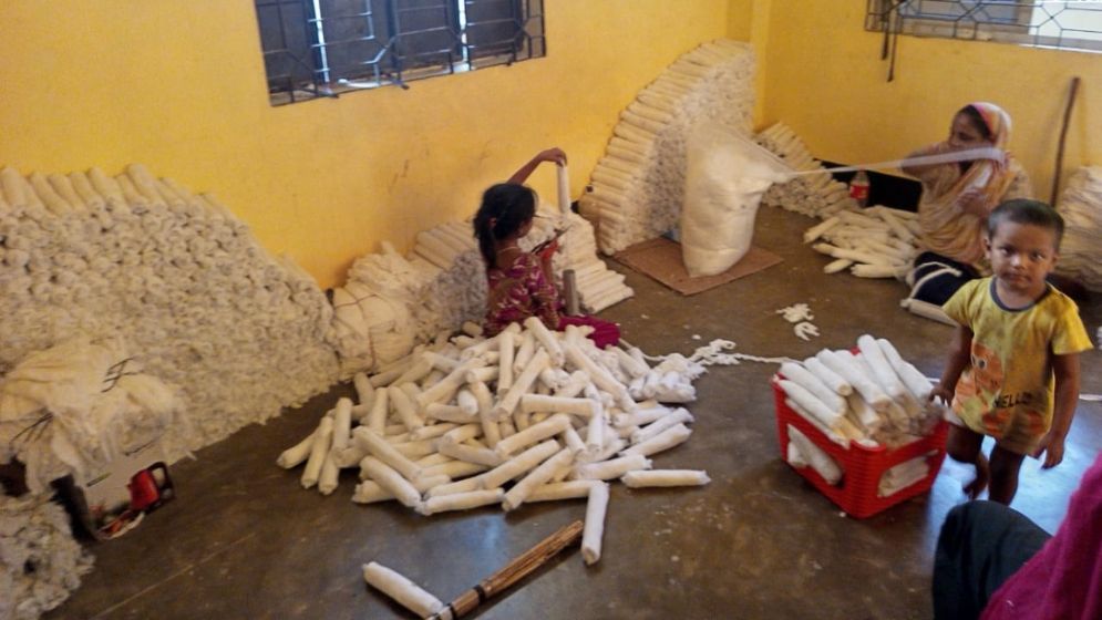 নিম্নমানের তুলা ও ঝুট দিয়ে তৈরি নকল স্যানিটারি প্যাড!