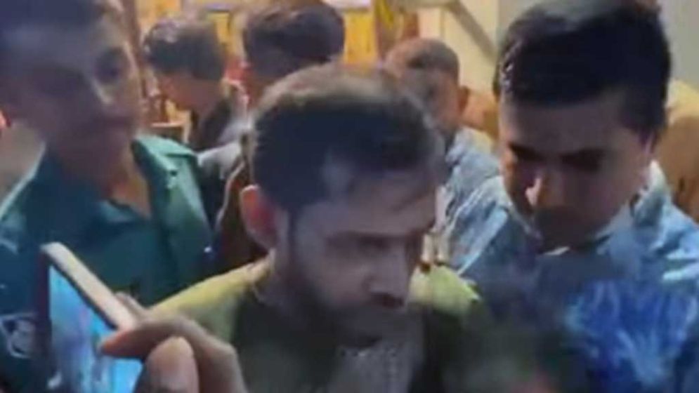 গ্রেপ্তার বাবাকে ধরে কাঁদতে থাকা শিশুকে চড়, খতিয়ে দেখছে পুলিশ