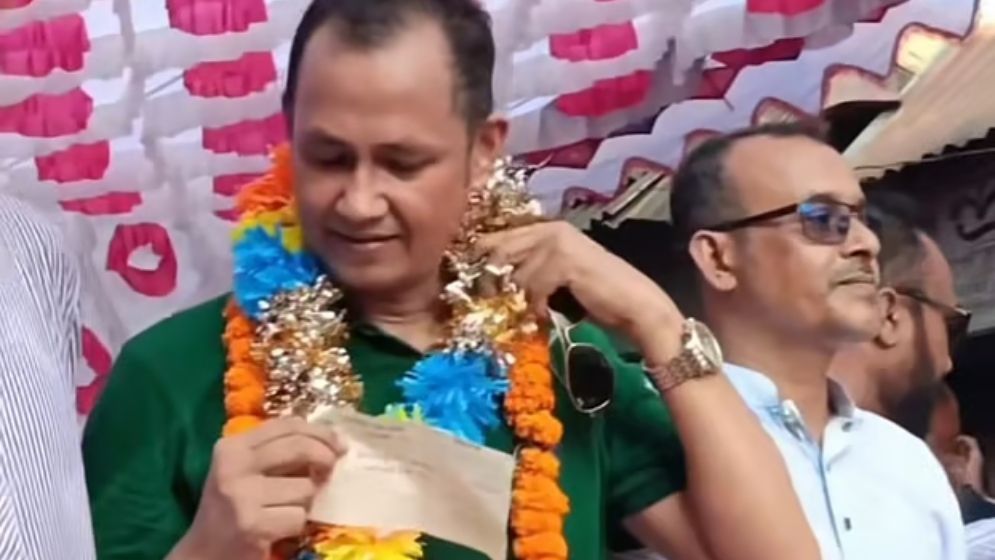 সমাবেশ মঞ্চে বিএনপি নেতাকে ১০ লাখ টাকার চেক দিলেন কর্মী