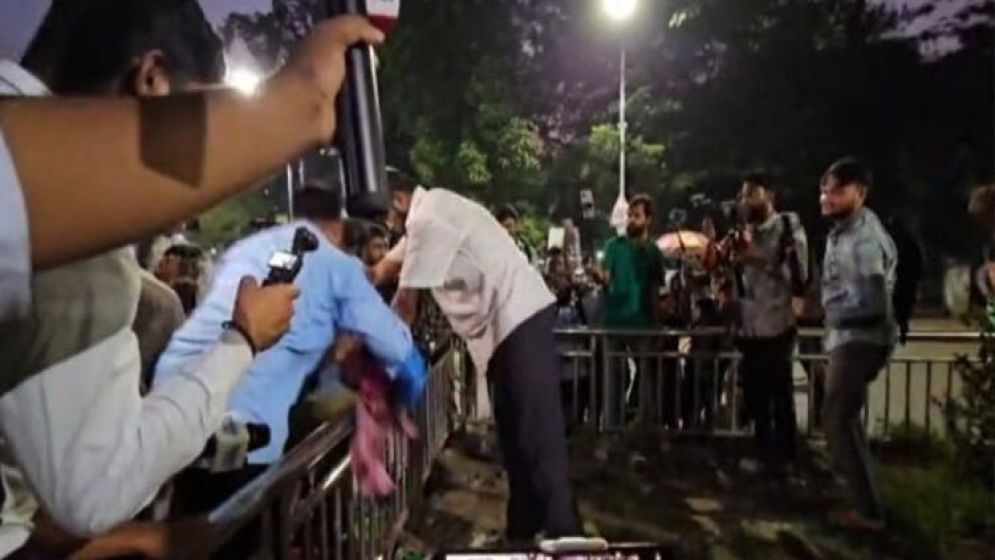 ঢাবি ক্যাম্পাসে অবৈধ দোকান ও ভবঘুরে উচ্ছেদ, বাম সংগঠনের বিক্ষোভ