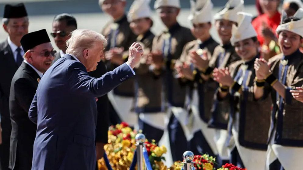 মালয়েশিয়ায় পা রেখেই নেচে উঠলেন ট্রাম্প