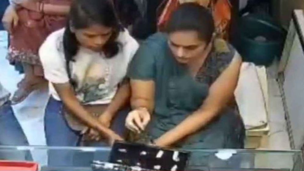 ক্রেতা সেজে গয়নার দোকানে সোনার আংটি চুরি দুই নারীর, ভিডিও ভাইরাল