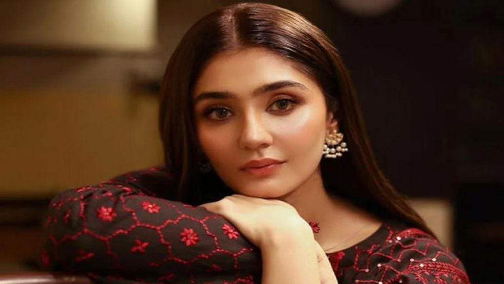 হোটেল থেকে জায়নামাজ চুরি করলেন পাকিস্তানি অভিনেত্রী