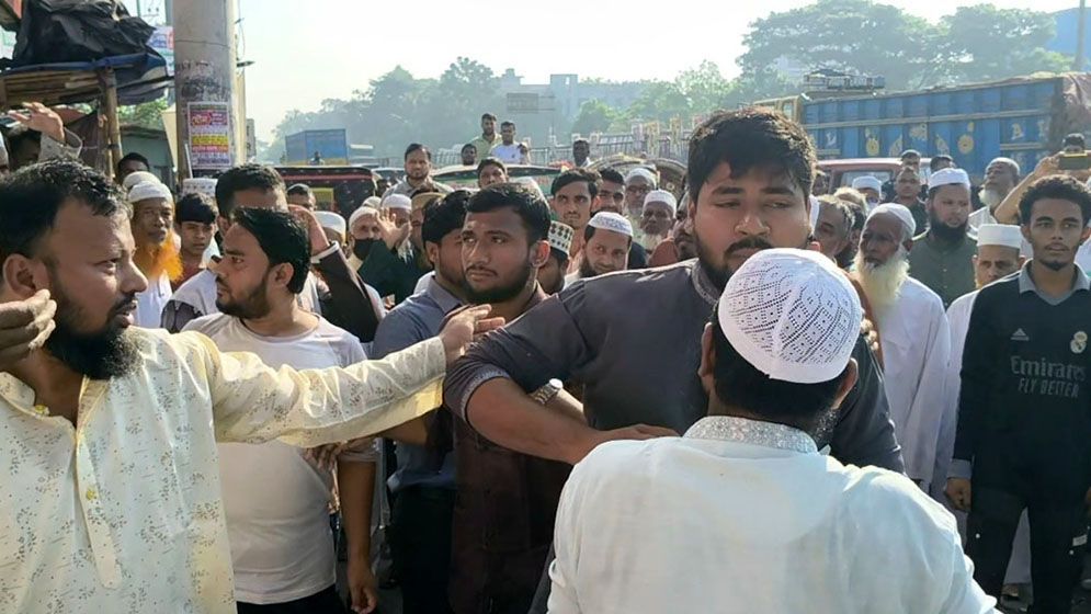 জামায়াতের গণমিছিলে সংঘর্ষ, প্রার্থীর হাত থেকে কেড়ে নেওয়া হলো মাইক্রোফোন!