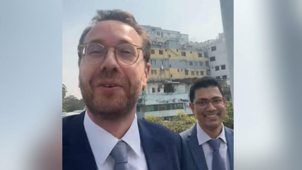 এক্সপ্রেসওয়েতে যানজট: হেঁটেই রওনা হন ডেপুটি ব্রিটিশ হাইকমিশনার