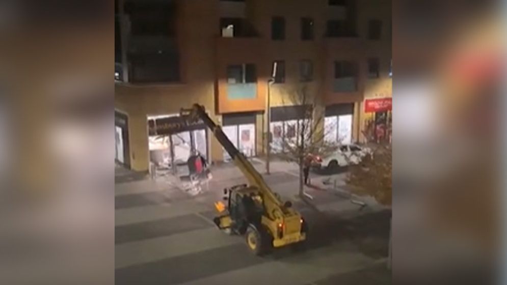 টাকা নয়, প্রকাশ্যেই তুলে নিয়ে গেল পুরো এটিএম মেশিন