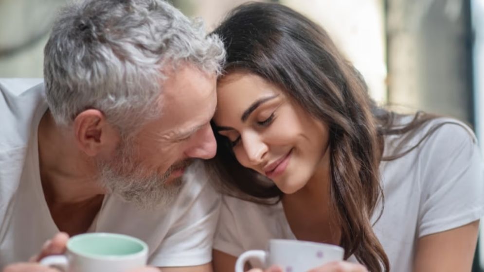 কেন বয়স্ক পুরুষের প্রেমে পড়ে তরুণীরা?