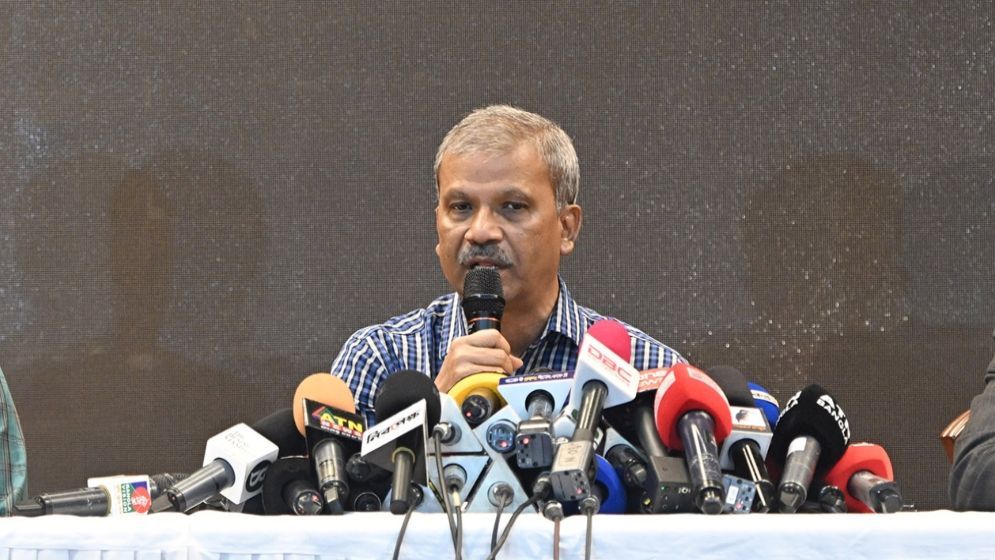 আমরা কীভাবে কী করব, বুঝতে পারছি না: আইন উপদেষ্টা