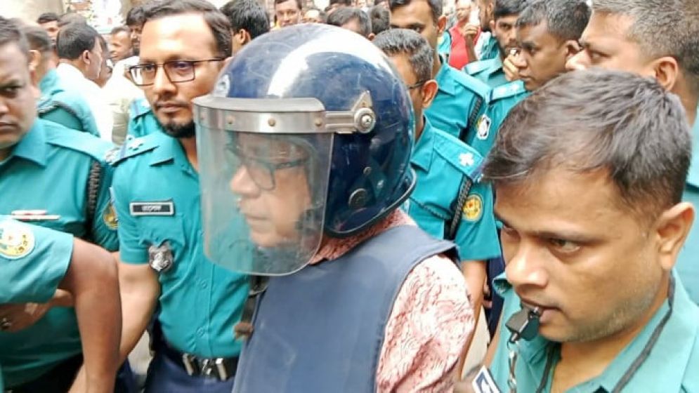 'বেয়াদব, আমার ডায়াবেটিস': কাঠগড়ায় পুলিশকে সাবেক মন্ত্রী কামরুল