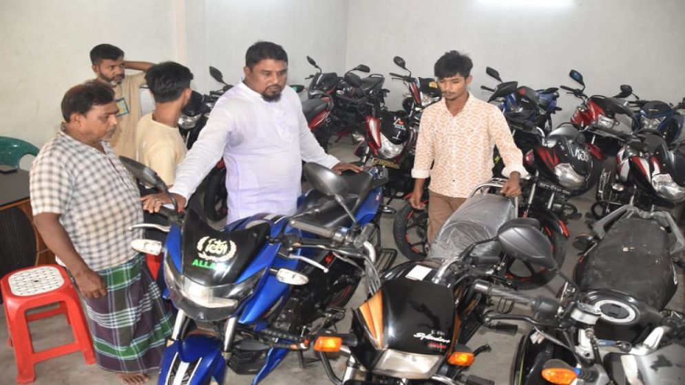 এক বাজারেই পুরোনো মোটরসাইকেলের ৫০ শোরুম, জমজমাট বেচাকেনা