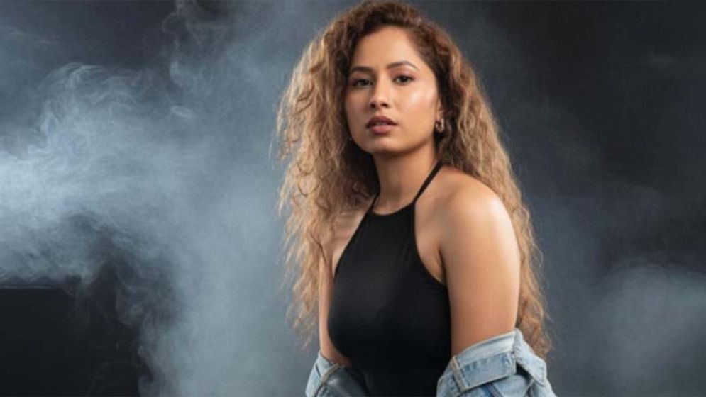 নির্মমভাবে নিজেকে শেষ করলেন গায়িকা নীতু