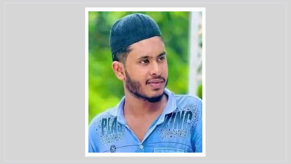 ফুটবল খেলার সময় মাঠেই মৃত্যুর কোলে ঢলে পড়লেন তরুণ