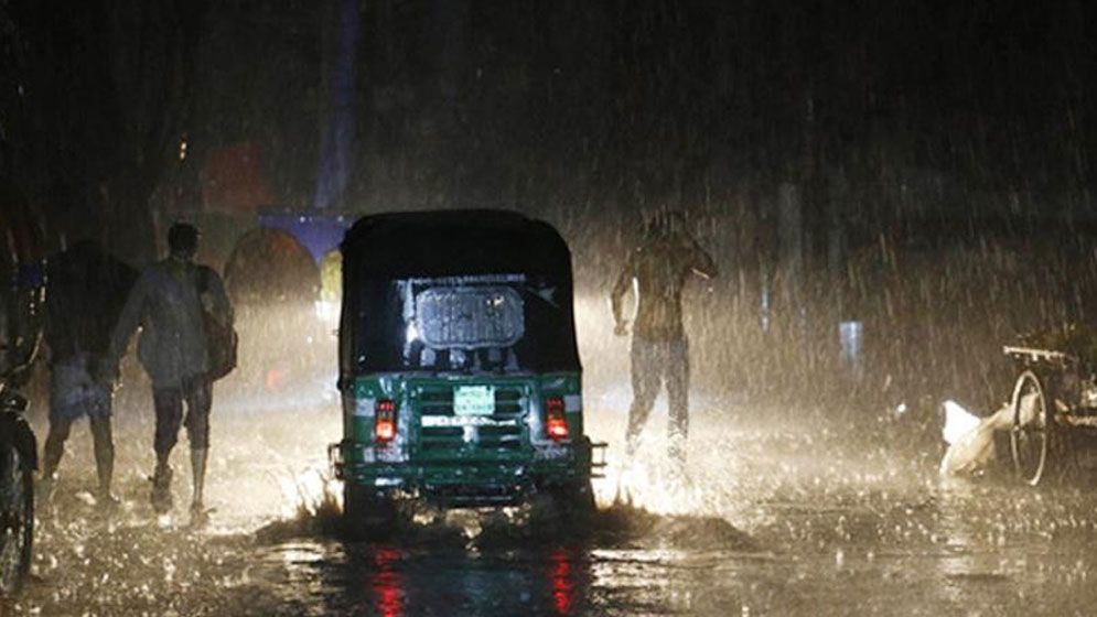 বৃষ্টিতে তলিয়ে গেছে রাজধানীর অলিগলি