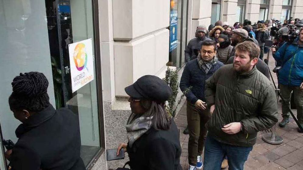 বেতন বন্ধ, লজ্জা ভুলে খাবারের লাইনে মার্কিন সরকারি কর্মচারীরা!