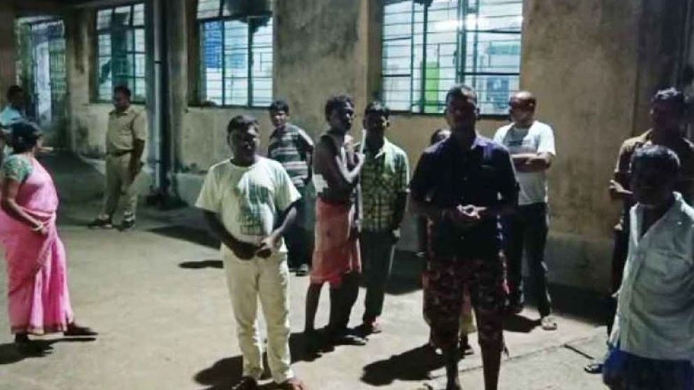 প্রেমিকার সঙ্গে দেখা করতে বাড়ির সামনে বোমা ফাটাল প্রেমিক, অতঃপর