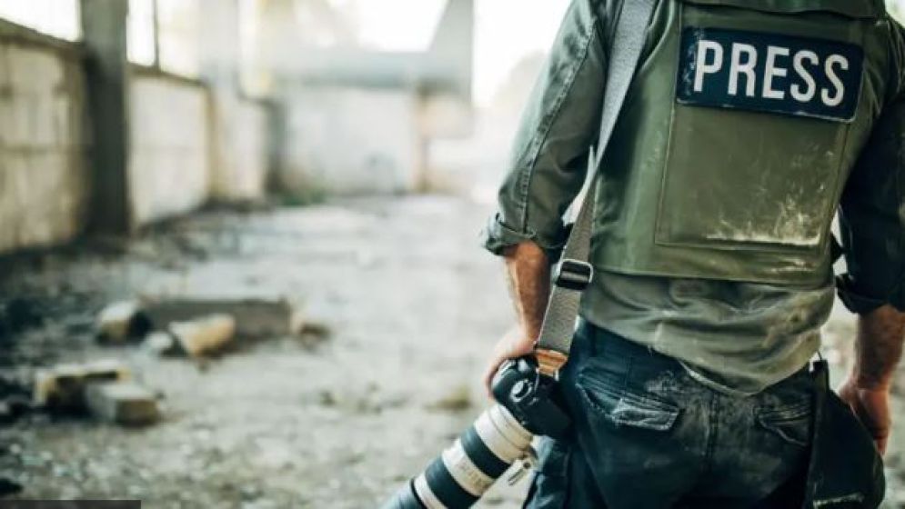 সাংবাদিকের সঙ্গে প্রেম করার ১১ সুবিধা