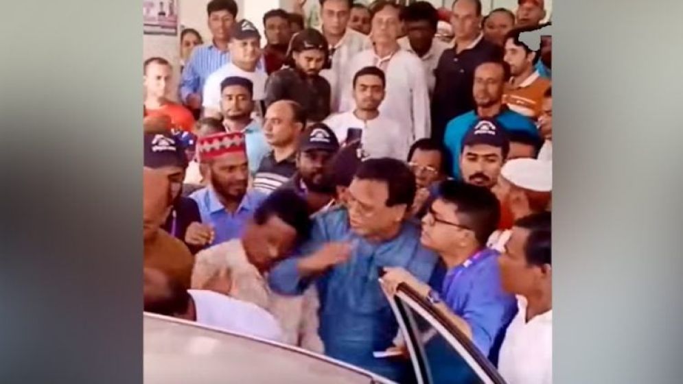 সাংবাদিককে কনুই মারলেন বিএনপি নেতা সালাম (ভিডিও ভাইরাল)