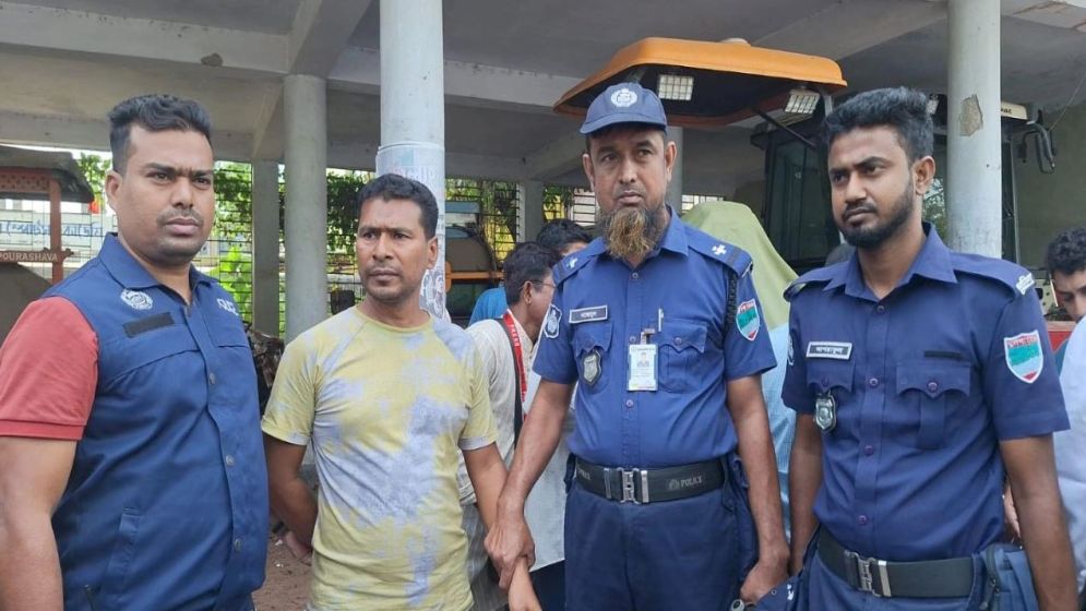 কাচ্চি ডাইনে সরবরাহের সময় পচা মাংসসহ আটক ১